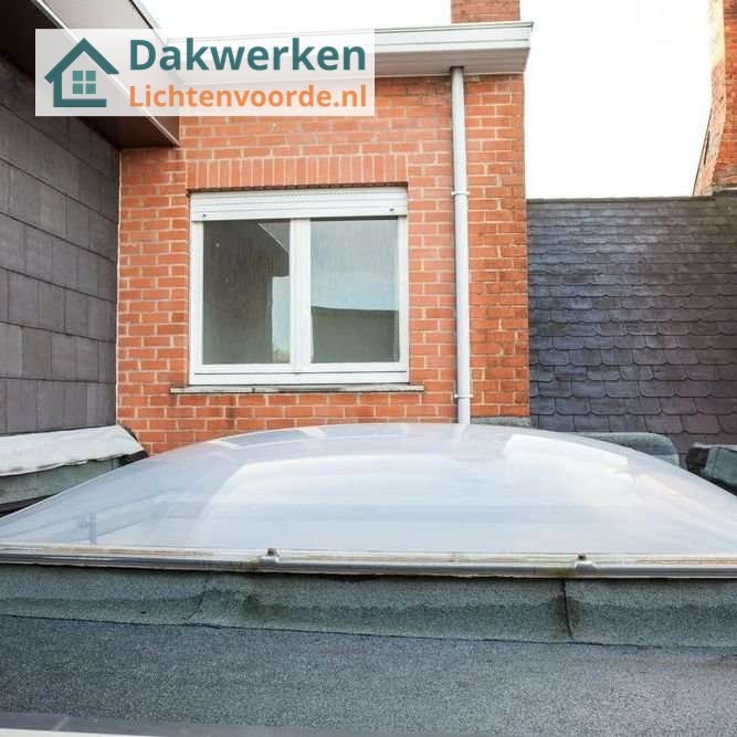 Inspectie van een plat dak in lichtenvoorde met lichtkoepel