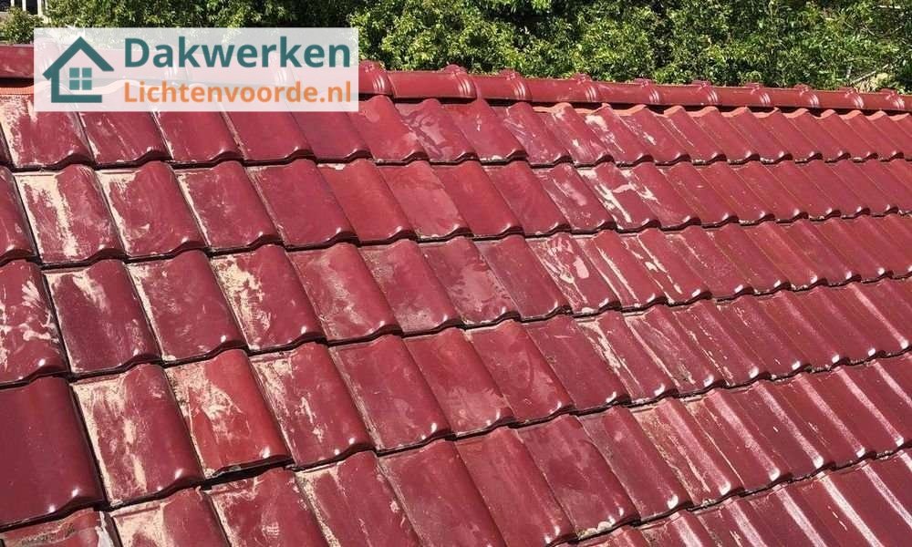 Rood pannendak aangelegd door dakdekker Rood pannendak aangelegd door dakdekker